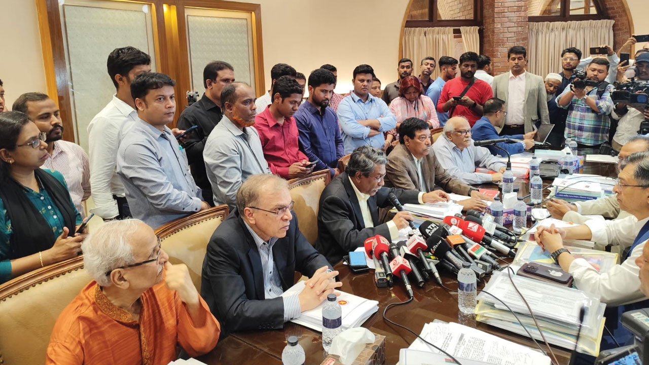 রাজনৈতিক দলগুলোর সঙ্গে আলোচনায় নতুন নতুন প্রস্তাব এসেছে : আলী রীয়াজ