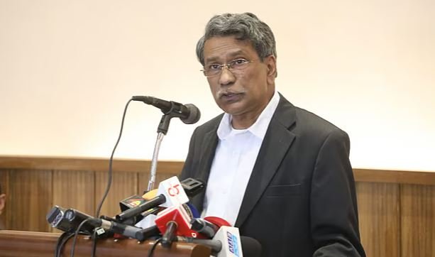 আশা করি গণতান্ত্রিক ব্যবস্থা প্রতিষ্ঠায় রাজনৈতিক দলগুলো ছাড় দেবে: আলী রীয়াজ