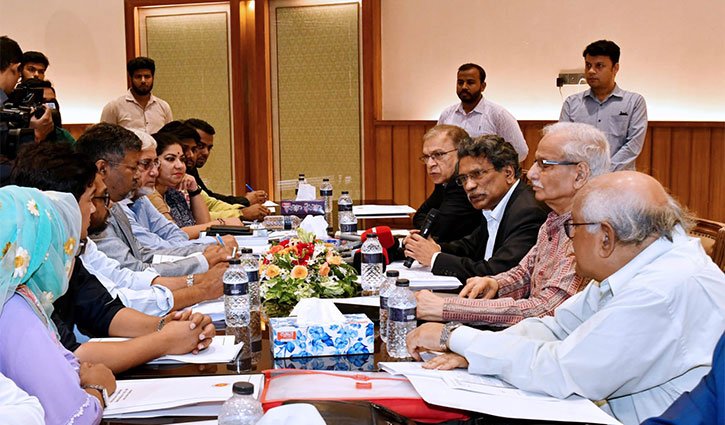 গণতান্ত্রিক দুর্বলতায় ফ্যাসিবাদী শাসন প্রতিষ্ঠিত হয়েছিল