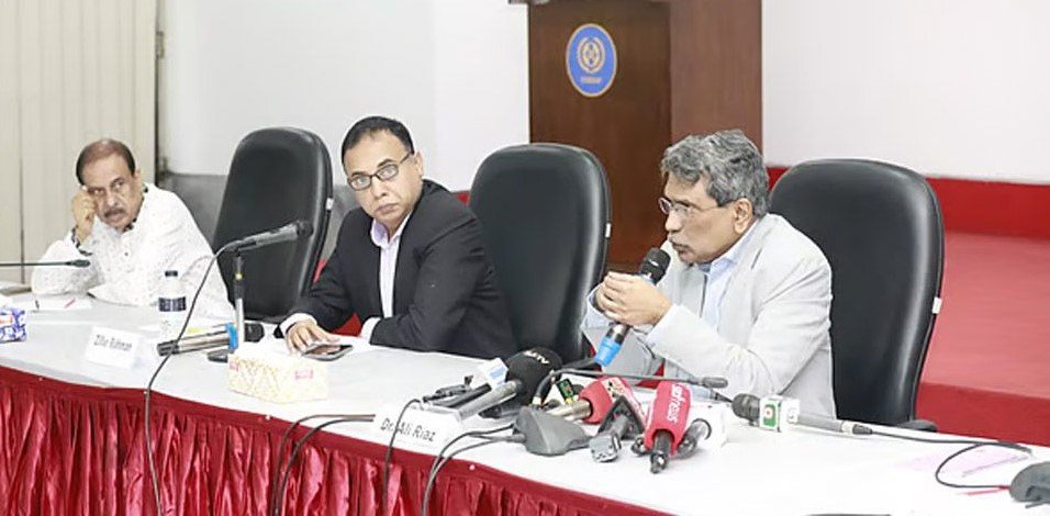 রাজনীতিবিদরাই দেশ চালাবেন: আলী রীয়াজ